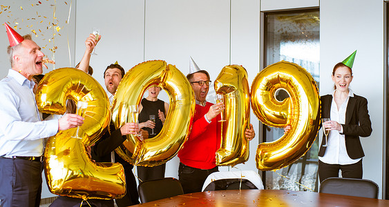 鼠年新年灯笼边框摄影照片_业务团队庆祝新年