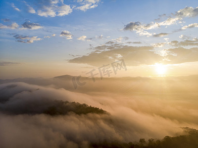晨雾中的鸟瞰图森林，呼吸的山脉，太阳