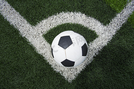 足球运动背景图摄影照片_足球场上的足球或橄榄球
