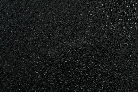 科技水滴摄影照片_黑色平面橡胶表面水滴的深色抽象背景