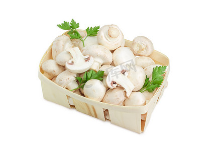 木篮中常见的纽扣蘑菇和欧芹枝条