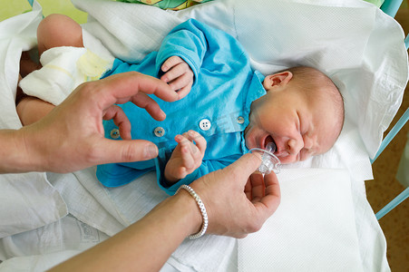 哭的宝贝摄影照片_在医院哭的新生儿婴儿