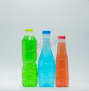 白色背景中三瓶现代设计的软饮料