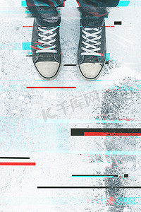 故障效果摄影照片_人行道上一双具有数字故障效果的运动鞋