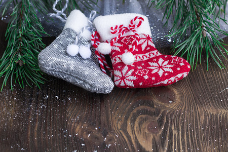 两只针织袜子和圣诞树枝的圣诞组合物