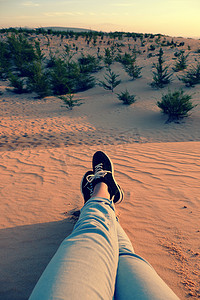 夏季来摄影照片_夏天来了，女人脚踏沙丘