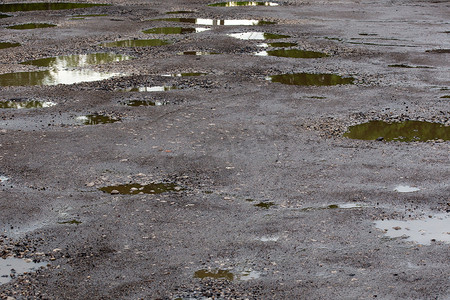 夏日雨后多水坑的颠簸损坏路面沥青