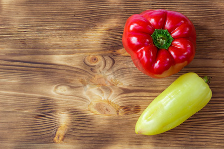 明信片的蔬菜背景用两个红色和青椒