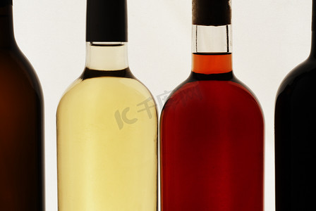 欧亚种葡萄摄影照片_四瓶酒，白色背景，红酒，白酒，玫瑰酒