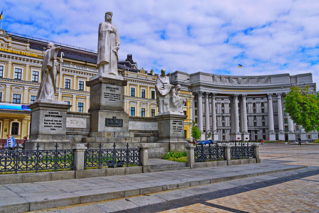 乌克兰外交部大楼附近的圣安德鲁一世纪念碑、奥尔加公主、清澈的西里尔和美多迪乌斯