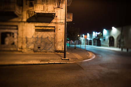 夜晚墙摄影照片_老城区的夜晚街道