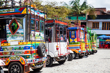 芝华摄影照片_在色彩缤纷的 Guatape 装饰成传统哥伦比亚芝华士的机动三轮车