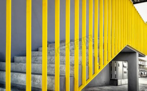 楼梯上漆成黄色的护栏。