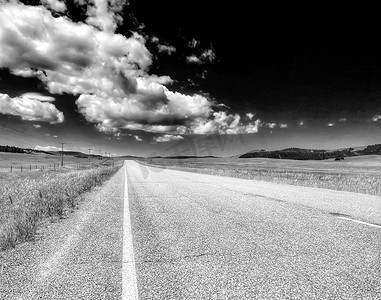 戏剧性的黑白乡下公路在蒙大拿