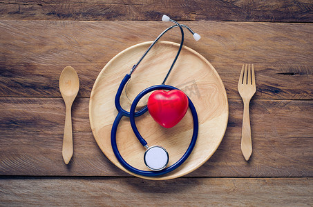 医疗耳机放在木板上-健康饮食理念
