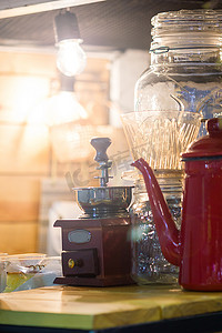 咖啡机和咖啡豆摄影照片_咖啡研磨机和咖啡豆背景上的咖啡壶