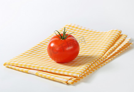 红方格桌布摄影照片_格子茶巾和红番茄