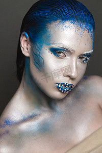 蓝色头发和水钻的艺术化妆