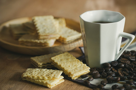 饼干放在木盘和咖啡杯上，烤过