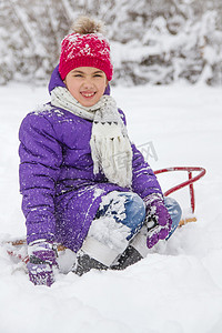 在冬季公园玩雪的女孩