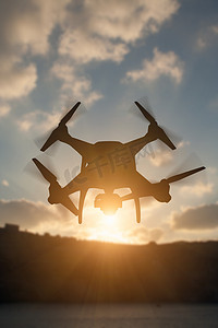 无人驾驶飞机系统 (UAV) Quadcopter 无人机的剪影