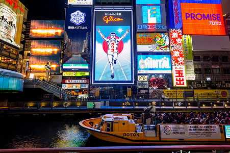 日本大阪道顿堀夜间购物街的游客