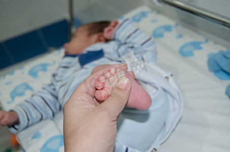 按摩小新出生的婴孩脚放松的母亲