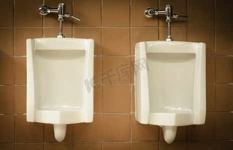 厕所小便摄影照片_男厕所里有很多小便池，色调复古