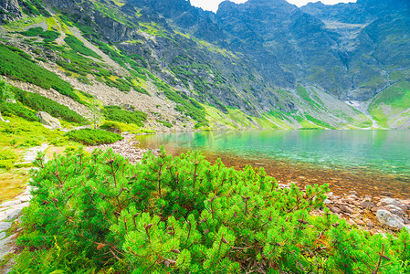 云水纹摄影照片_塔特拉山美丽如画的湖景