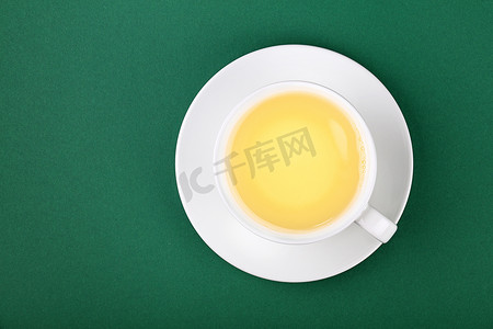 绿色茶托上的白杯乌龙茶