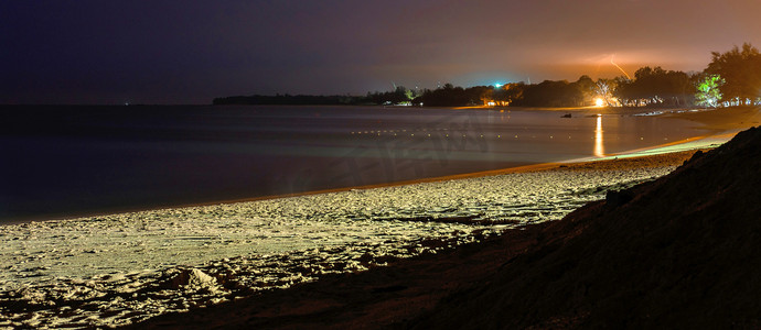 灯下摄影照片_夜幕下的迪沙鲁海滩。