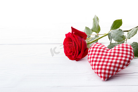 红玫瑰和白色背景中的一颗心
