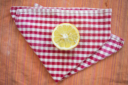 柠檬在彩色餐巾纸上切成两半