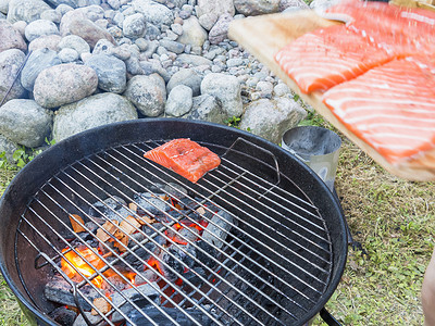 夏季在户外烤架上烹制新鲜的鲑鱼排