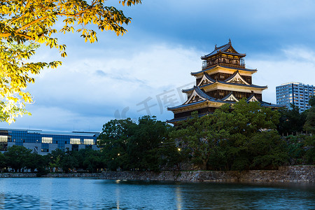 城堡垒摄影照片_夜晚的日本广岛城