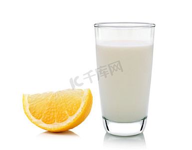 白色背景中的一杯牛奶和半柠檬水果，新鲜