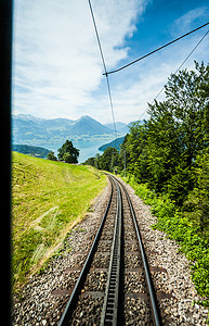 窗口视图：瑞士卢塞恩 Rigi Kulm 车站的铁轨。