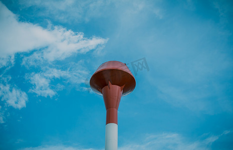 红白钢水箱，天空背景