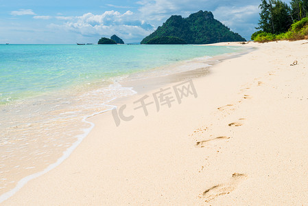 泰国波达岛海边沙滩上的脚印