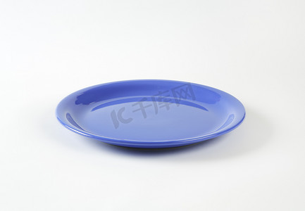 陶瓷盘摄影照片_轿跑车形蓝色陶瓷盘