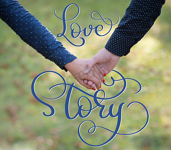 书法鼠摄影照片_幸福的情侣牵手和复古文字爱情故事。