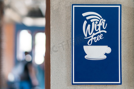 咖啡店门前墙上的免费 wifi 字样。