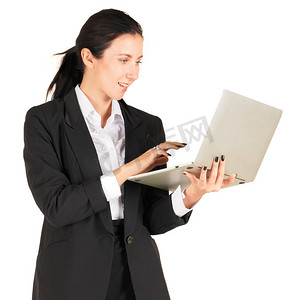 一位身穿黑色西装的女商人面带微笑，在电脑笔记本上打字。