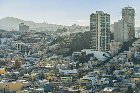 旧金山住宅天际线和背景为山脉的城市景观