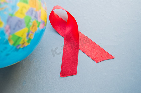 地球背景摄影照片_世界艾滋病日 12 月 1 日，世界地球特写镜头与红丝带