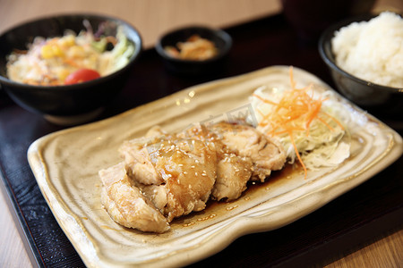 古代烧饭摄影照片_鸡肉照烧饭