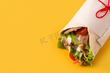 生菜烤肉摄影照片_烤肉串或沙瓦玛三明治