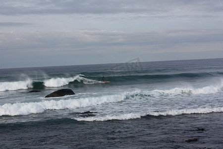 极限冲浪摄影照片_冲浪秋天涌浪，挪威