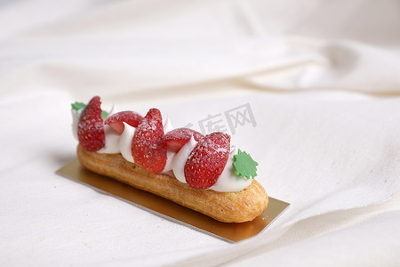 草莓丁摄影照片_白色背景中分离的草莓泡芙奶油