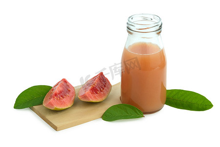 新鲜番石榴汁放在木杯垫上方的瓶玻璃上，上面有切片的番石榴果和叶子